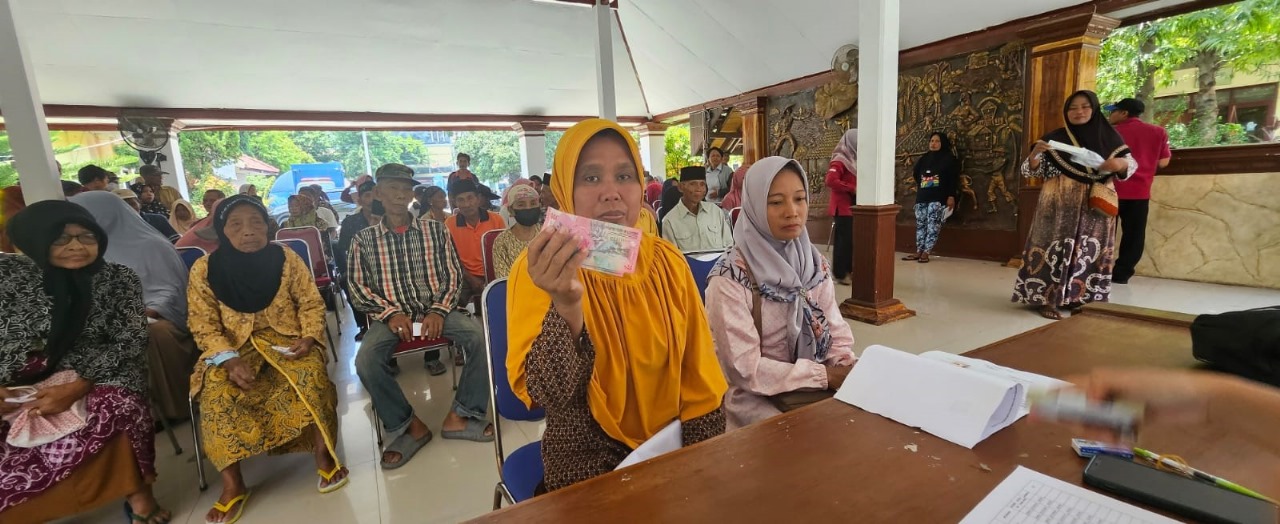 Pemprov Jatim - Dinsos Jatim Lakukan Penyaluran PKH Plus Tahap I di Kabupaten Probolinggo