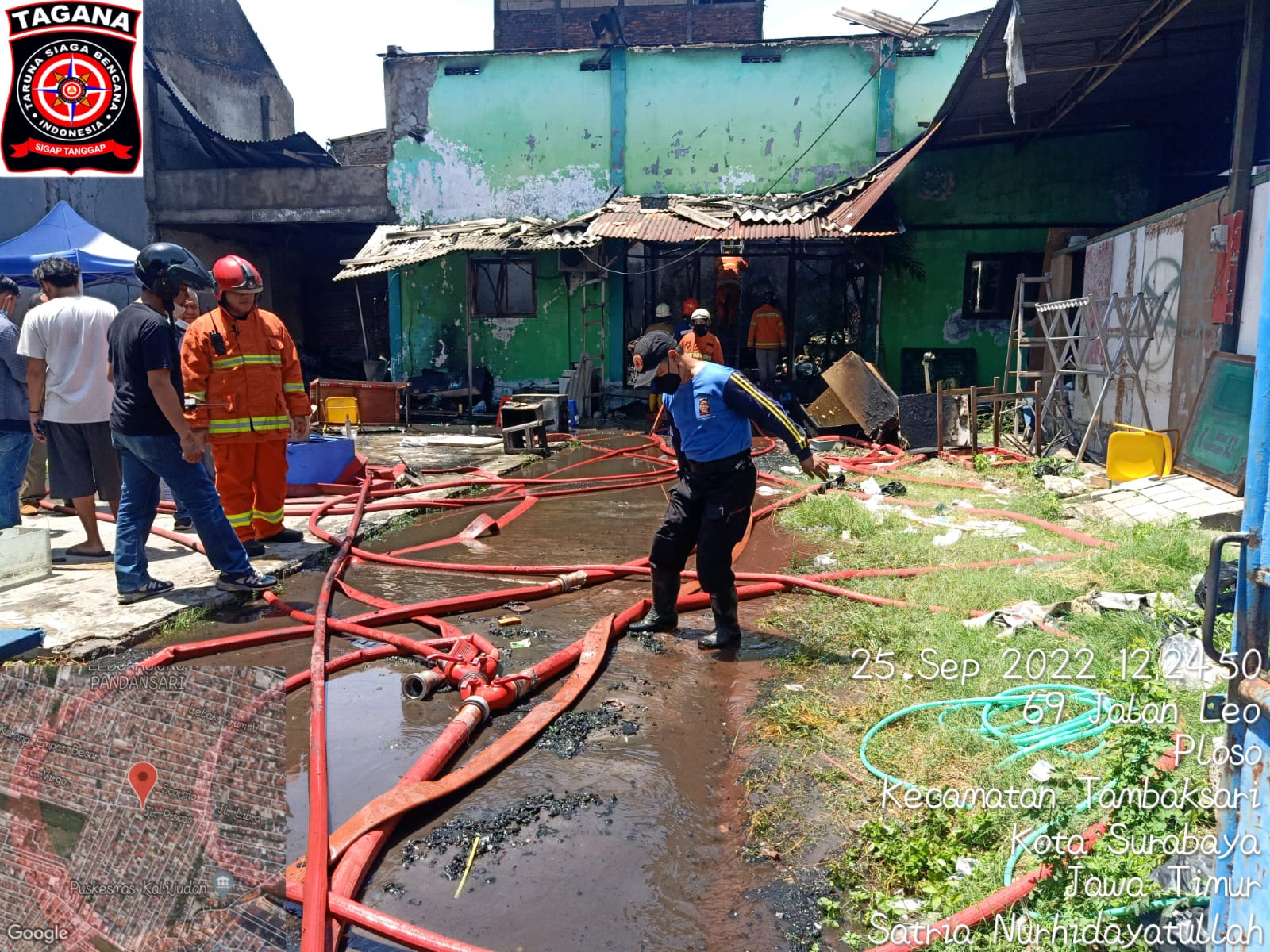 Tagana Kota Surabaya Bersinergi Tangani Kebakaran Gudang Event Organizer