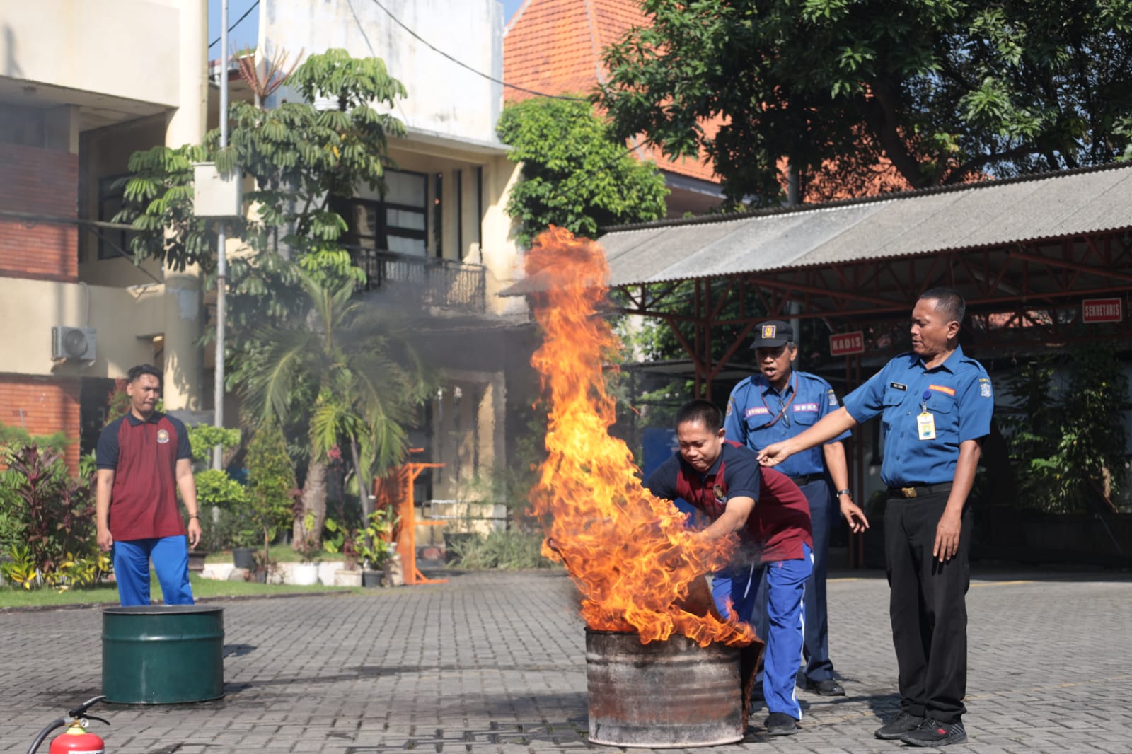 50 Pegawai Pemprov Jatim-Dinsos Jatim Ikuti Simulasi Penanggulangan Bahaya Kebakaran